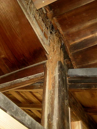 腐朽した柱と梁