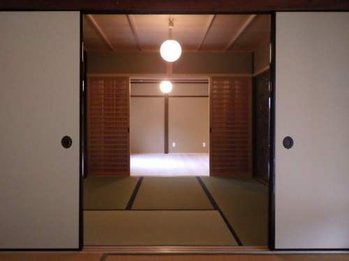 本玄関からリビングをみる