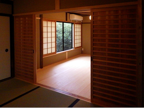 取次間からリビングをみる