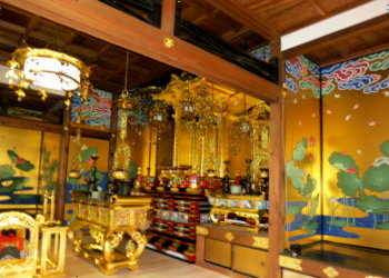 外陣から内陣を見る