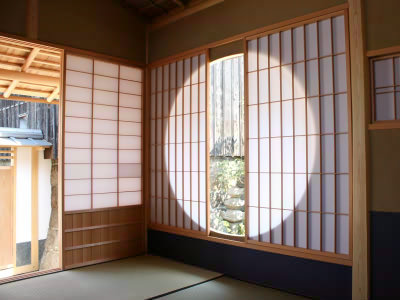 茶室(12)　茶室からみた丸窓