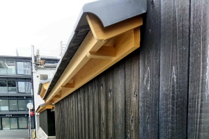 少し庇をつけるだけで傷みにくく